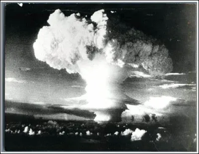 En quelle année la France est devenue la quatrième puissance nucléaire au monde en faisant exploser sa première arme nucléaire au coeur du Sahara ?