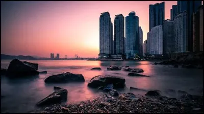 Maintenant, si tu as réussi la première partie de ce quiz, celle-ci ne devrait pas te poser de problème,
Quelle lettre fait le son [ya] ?