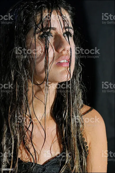 Ouf ! On arrête la dispute ! Tes deux meilleures amies se sont réconciliées et l'ambiance de ton groupe est redevenue top ! Soudain, ton crush arrive, se met à ta table avec tes potes, et commence à ne discuter qu'avec toi en te regardant ! C'est super ! Tu sens un bon feeling... mais une fille qui l'aime aussi, jalouse, te jette un verre d'eau au visage ! Que dis-tu face à cet acte humiliant ?