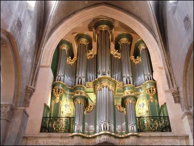 À compter du XIIe s., les orgues se perfectionnent et se multiplient un peu partout en Europe. Au XVIIIe s. paraît un ouvrage de référence "L'Art du facteur d'orgues" par ...