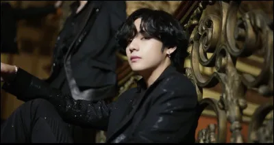 Qu'y a-t-il derrière V quand il chante pour la première fois ?