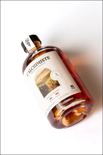 De quelle couleur est le liquide que boivent Brenda et Thomas pour rentrer dans un établissement ?