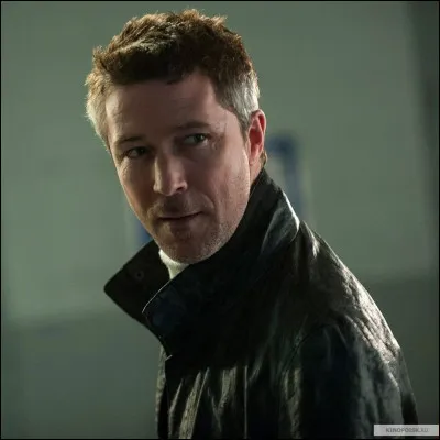 Comment s'appelle l'homme qui les a "sauvés" ?