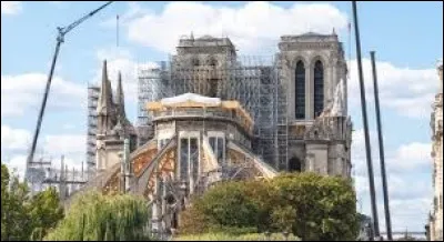 Incontournable de l'histoire de Paris quel est cet édifice en pleine rénovation ?