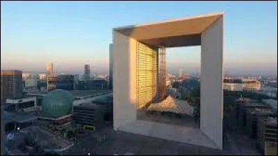 Quel est cet immeuble contemporain visible depuis 1989 à Paris ?