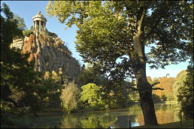Quel est ce magnifique parc situé dans le XIXe arrondissement de Paris ?