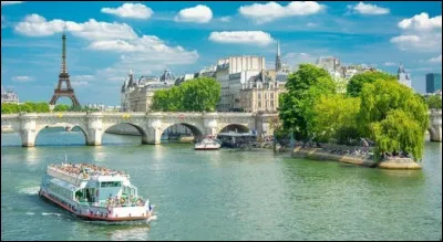 Une visite sur la Seine permet d'admirer les plus beaux monuments de la capitale. Que transport utiliser ?