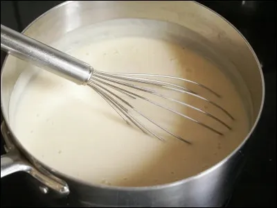 La sauce suprême est une sauce blanche à base de bouillon de volaille et de quel autre ingrédient ?