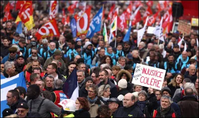 La participation aux manifestations est "conséquente", le nombre d'individus serait de 500 000 selon la police, de 950 000 selon les syndicats, ai-je entendu récemment.
