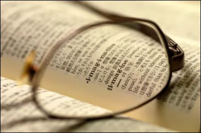 Savant et sachant sont-ils la même famille ?