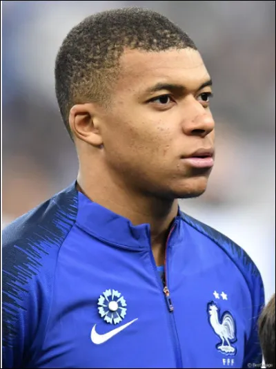 Killian Mbappé, footballeur international est né en 1998 à Douala (Cameroun) .