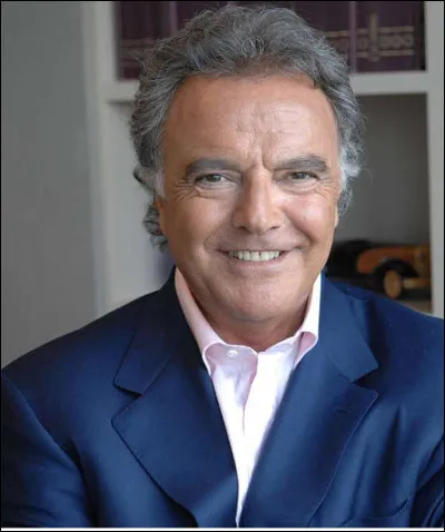 Alain Afflelou opticien et homme d'affaires est né en 1948 à Mascara (Algérie).