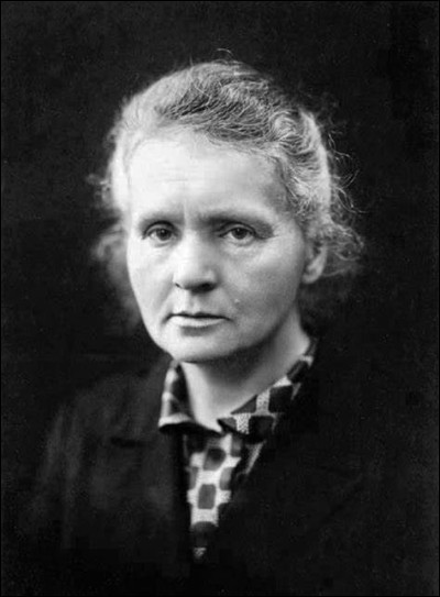 Marie Curie, éminente scientifique, prix Nobel de physique et prix Nobel de chimie est née en 1867 à Varsovie (Pologne).