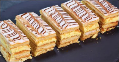 Trois couches de pâte, deux couches de crème pâtissière et un glaçage marbré !
Vous prendrez bien une part de ce gâteau, le millefeuille ! 
Mais quelle est cette pâte ?