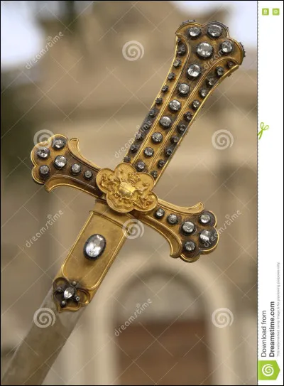 Tu montes dans ta chambre. Tu vois ta pire ennemie d'enfance. Quelle est ta réaction ?