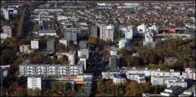 Cette ville du nord de la Seine-Saint-Denis, peuplée de 36 000 habitants, c'est Tremblay en ...