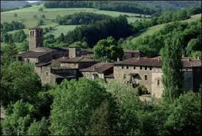 Ce village du département de la Loire, situé dans le parc du massif du Pilat et dont le centre correspond à l'ancien monastère de Chartreux fondé au XIIIe siècle, c'est Sainte-Croix en ...