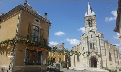Ce bourg du Lot, situé dans le sud du département, sur le causse de Limogne, c'est Limogne en ...
