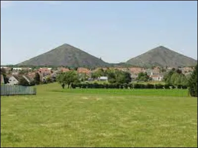 Cette petite ville de 6900 habitants du département du Pas-de-Calais, située dans l'ancien bassin minier, près de Lens, c'est Loos en ...