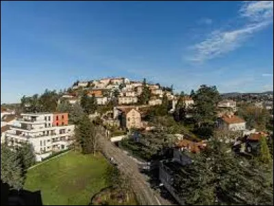Cette ville de 6000 habitants, située dans le département de la Loire, dans l'agglomération de Saint-Etienne, c'est Saint-Priest en ...