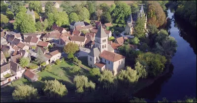 Ce village situé dans le département de la Dordogne, près des Eyzies, c'est Saint-Léon sur ...
