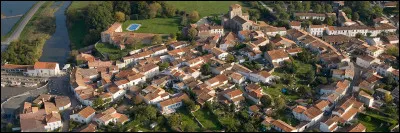 Ce village situé dans le département de la Charente-Maritime, près de Royan, c'est Mornac sur ...