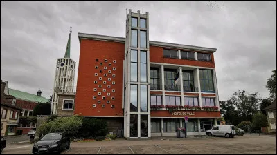 Cette petite ville de 4800 habitants, située dans le département du Pas-de-Calais, entre Hesdin et Bruay, c'est Saint-Pol sur ...