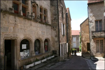 Ce village du département de la Côte-d'Or, près de Semur-en-Auxois, c'est Flavigny sur ...