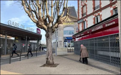 Cette ville de 17 000 habitants du département de lEssonne, située sur les bords de la Seine à dix-neuf kilomètres au sud-est de Paris, c'est Juvisy sur ...