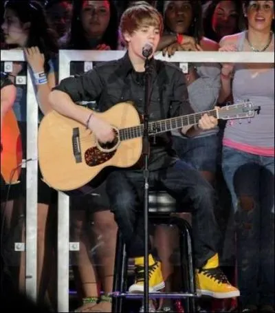 Justin est-il droitier ou gaucher ?