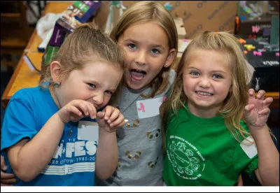 Tes parents t'obligent à aller travailler dans le camp de vacances près de chez toi avec des jeunes de 5-12 ans. Quelle est ta réaction ?