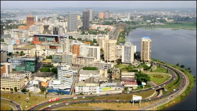 Quelle est cette ville en L, capitale et plus grande ville du Togo ?