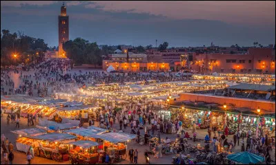 Quelle est cette ville en M du Maroc, surnommée la "ville rouge", célèbre mondialement pour sa place animée en permanence, la Jemaa el-Fna ?