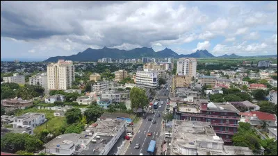 Quelle est cette ville mauricienne en Q, située à l'ouest de l'île principale ?