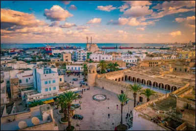 Quelle est cette ville en T, capitale, plus grande ville et poumon économique de la Tunisie ?