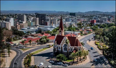 Quelle est cette ville en W, capitale, plus grande ville et poumon économique de la Namibie ?