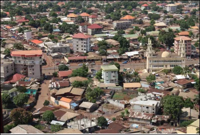 Quelle est cette ville en C, capitale et plus grande ville de Guinée ?