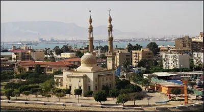 Quelle est cette ville en I, située en Égypte sur les rives ouest du canal de Suez ?