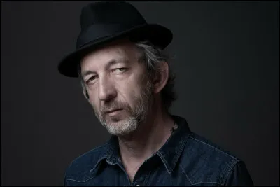 Qui est ce chanteur dont l'un des album s'intitule ''Trouble-fête' ' ?