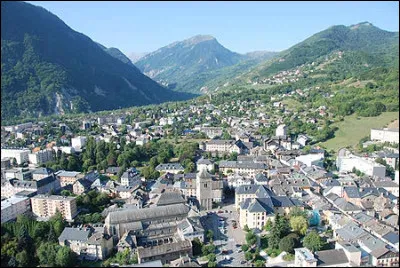 Cette ville de Savoie de 7500 habitants, située dans la vallée de l'Arc, c'est Saint-Jean de ...