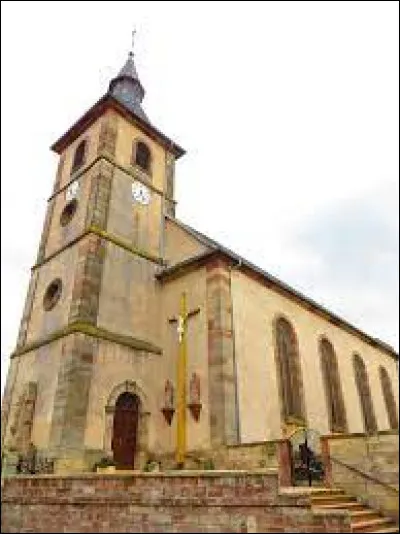 Voici l'église Saint-Rémi, à Brouviller. Village lorrain, dans le pays de Sarrebourg, il se situe dans le département ...