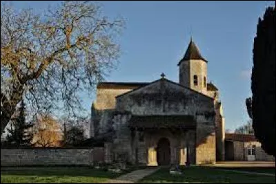 Nous sommes en Nouvelle-Aquitaine, devant l'église Saint-Pierre-ès-Liens, à Secondigné-sur-Belle. Commune de l'aire d'attraction Niortaise, elle se situe dans le département ...