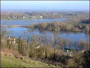 Sur cette image, la Loire et quelle grande rivire se rejoignent ?