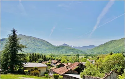 Une toute petite commune se trouvant dans le département de la Haute-Garonne est ainsi désignée.