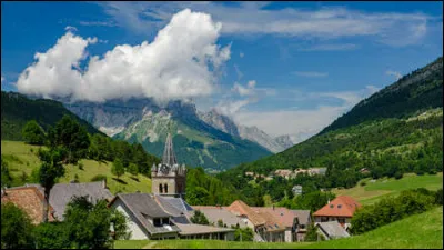 Ce village du d&eacute;partement de l'Is&egrave;re, domin&eacute; par le grand Veymont et le mont Aiguille, c'est Gresse en ...