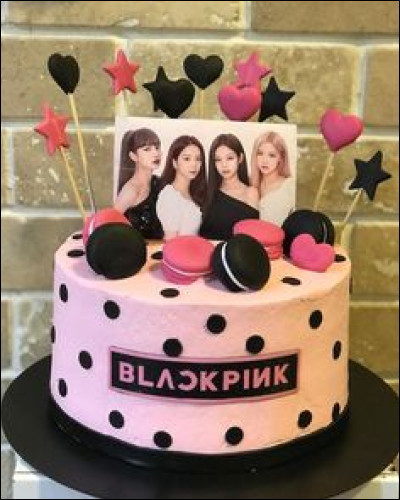 Voilà un gâteau d'anniversaire digne d'une vraie blink ! mais sur celui-ci, dans quel ordre sont les Blackpink ?