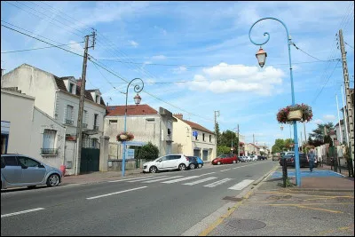 Cette petite ville du département des Yvelines, peuplée de 4800 habitants, située entre Mantes et Vernon, c'est Bonnières sur ...
