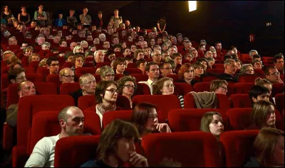 Les spectateurs les ont _ chaleureusement, ces artistes sont incroyables !