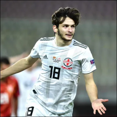 Khvicha Kvaratskhelia est un footballeur géorgien jouant pour la Società Sportiva Calcio Napoli. En quelle année a-t-il été reconnu comme joueur professionnel ?