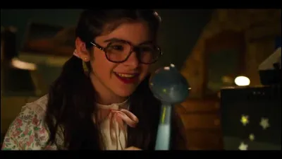 Comment s'appelle la petite amie de Dustin ?